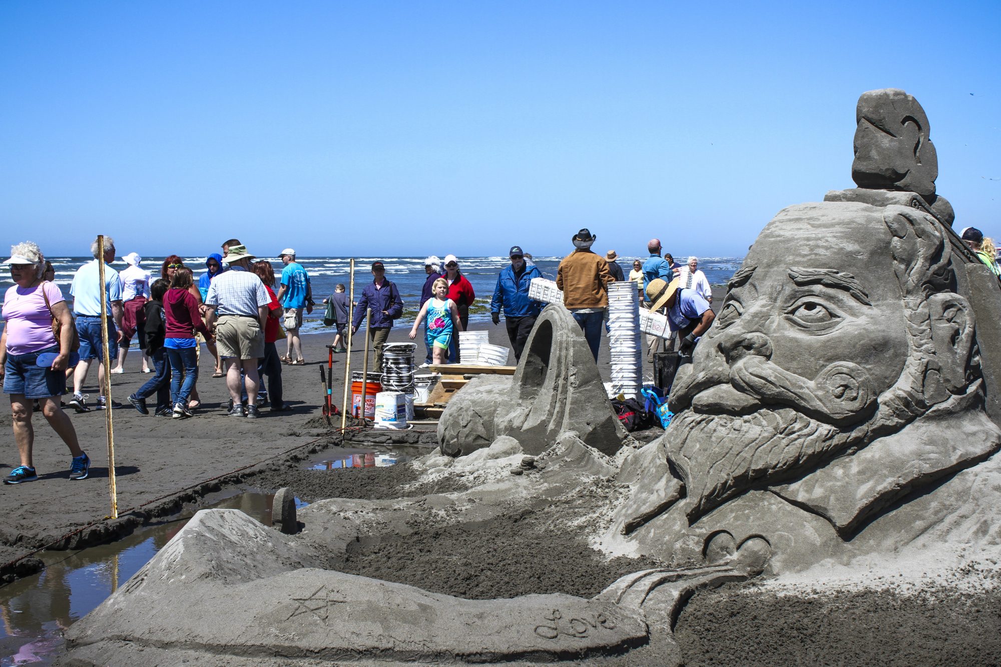 sandsculpture with crowd in long beach wa